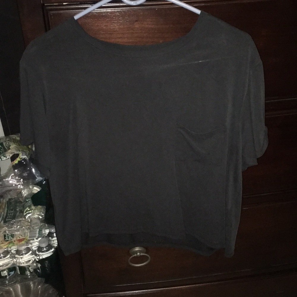 Black cropped pocket tee